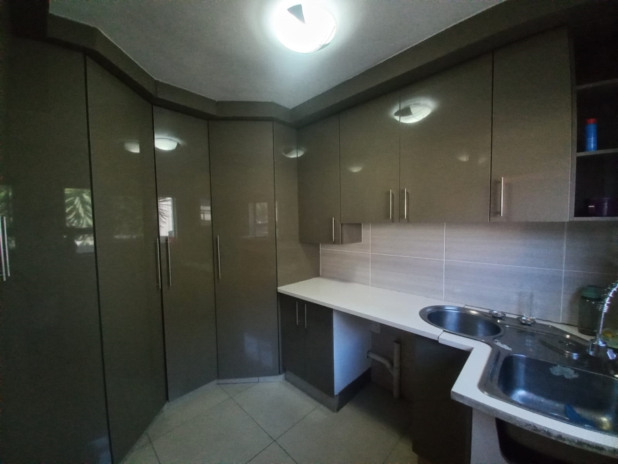 6 Bedroom Property for Sale in Sonneveld Gauteng