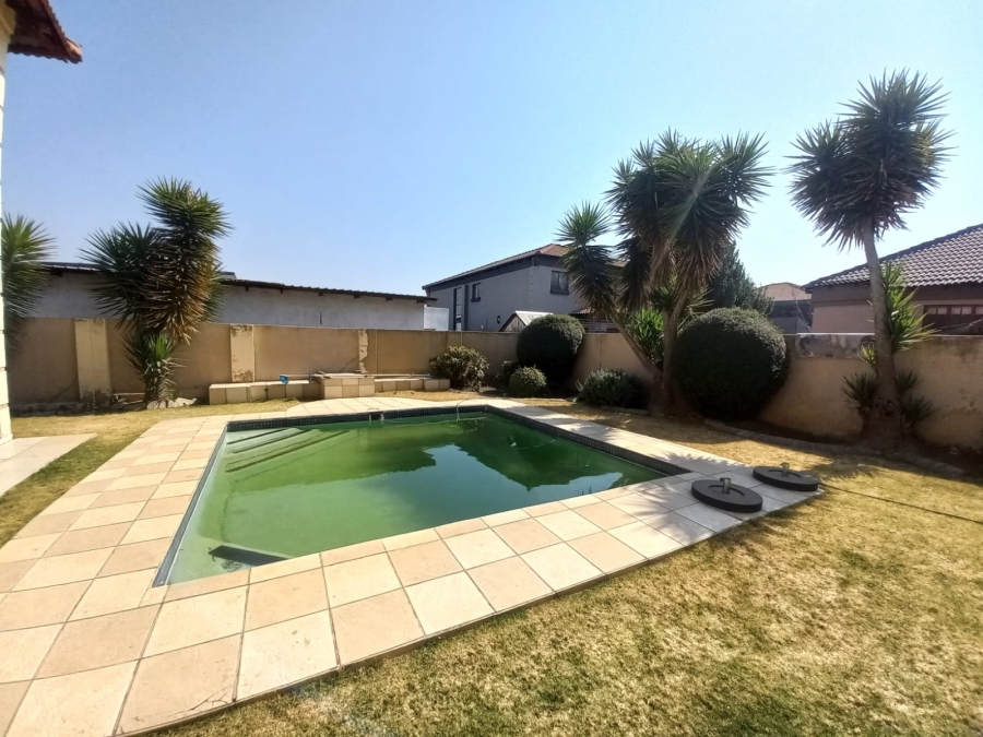 6 Bedroom Property for Sale in Sonneveld Gauteng