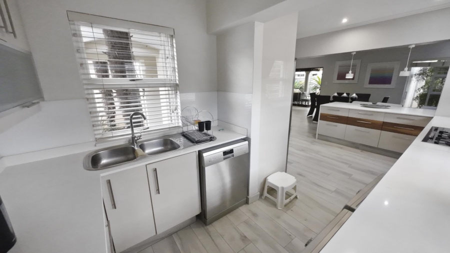 To Let 3 Bedroom Property for Rent in Khyber Rock Gauteng