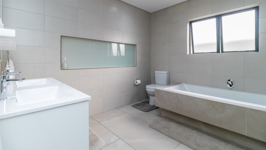 3 Bedroom Property for Sale in Crowthorne AH Gauteng