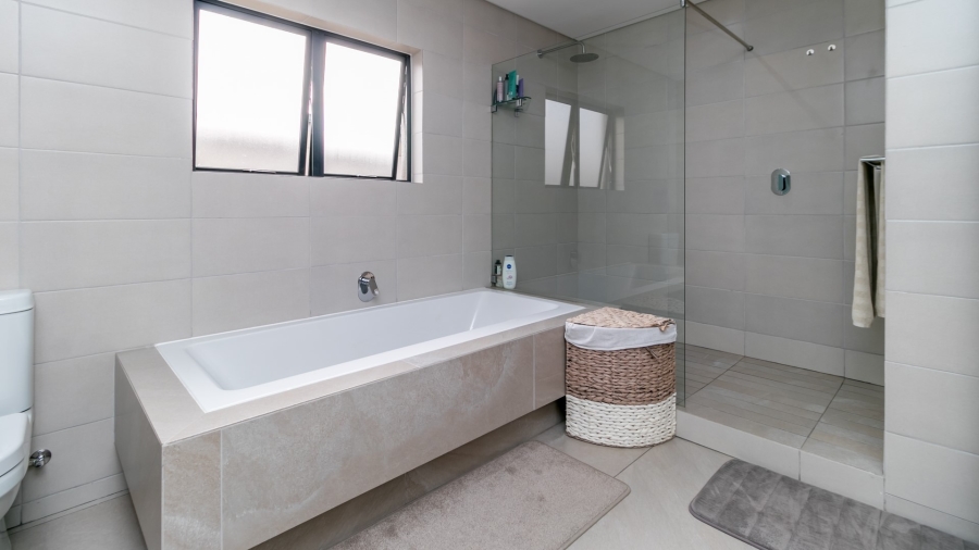 3 Bedroom Property for Sale in Crowthorne AH Gauteng