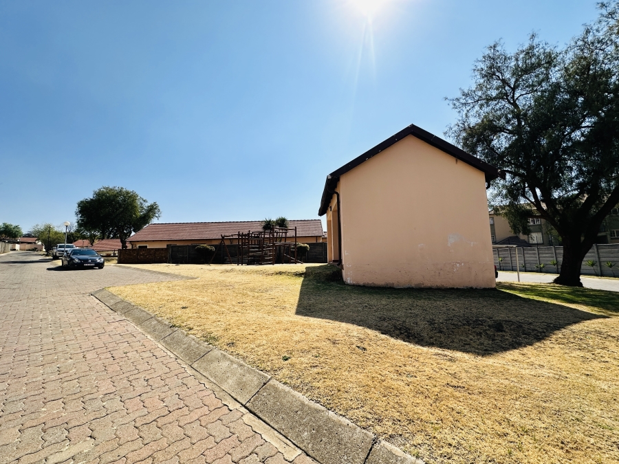 2 Bedroom Property for Sale in Meredale Gauteng