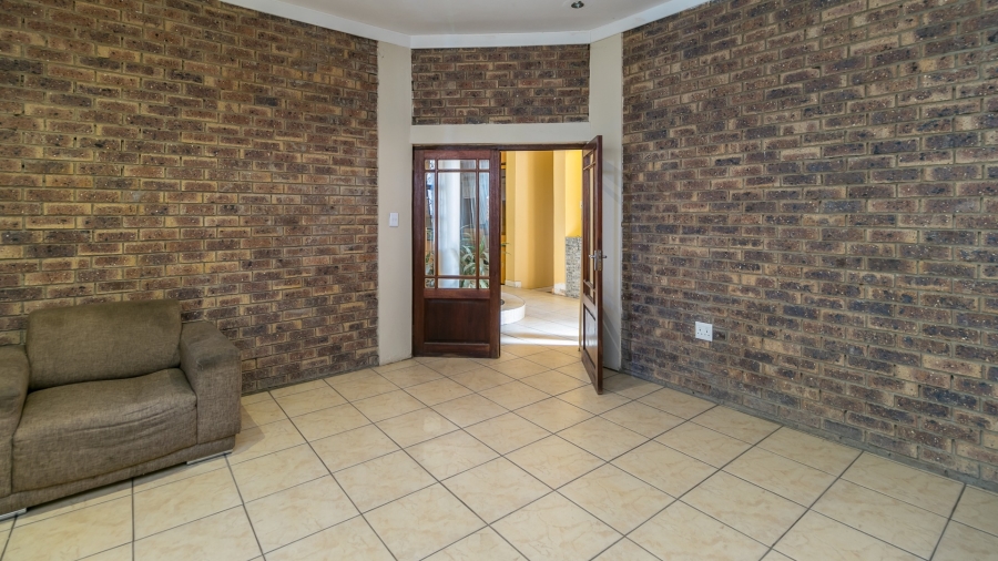 8 Bedroom Property for Sale in Glen Austin Gauteng