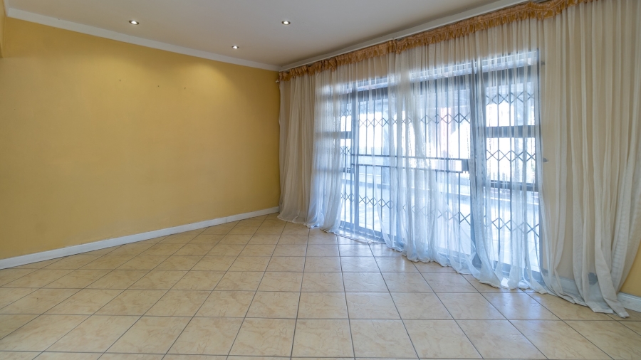 8 Bedroom Property for Sale in Glen Austin Gauteng