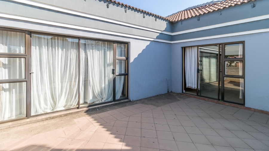 8 Bedroom Property for Sale in Glen Austin Gauteng