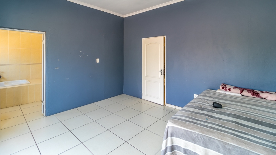 8 Bedroom Property for Sale in Glen Austin Gauteng