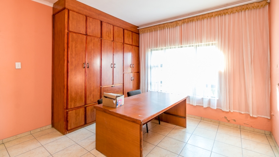 8 Bedroom Property for Sale in Glen Austin Gauteng