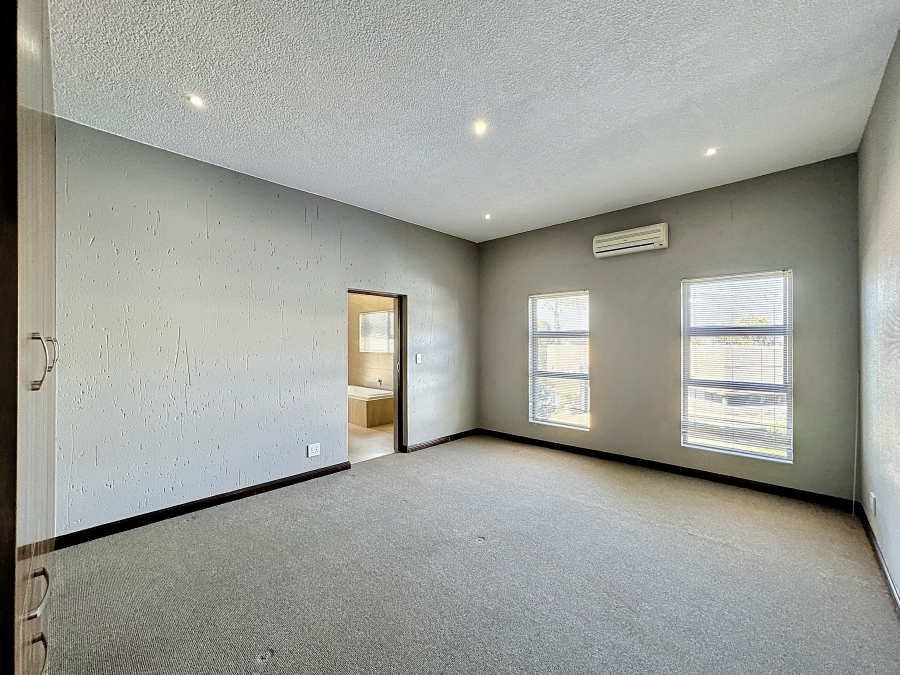 To Let 5 Bedroom Property for Rent in Silverwoods Country Estate Gauteng