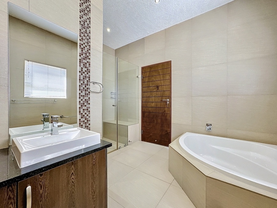 To Let 5 Bedroom Property for Rent in Silverwoods Country Estate Gauteng