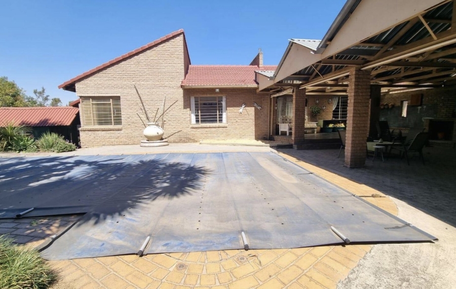 9 Bedroom Property for Sale in Glen Austin Gauteng
