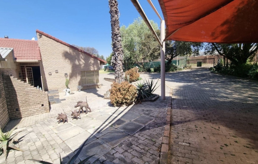 9 Bedroom Property for Sale in Glen Austin Gauteng