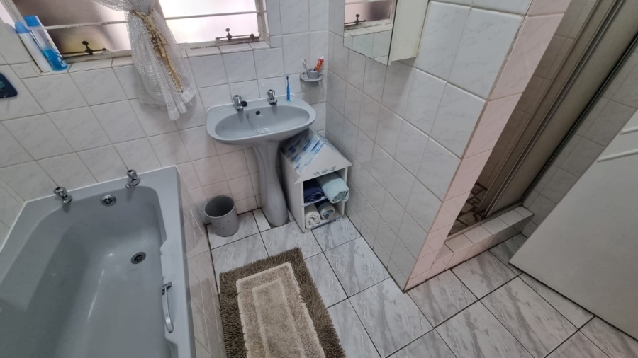 9 Bedroom Property for Sale in Glen Austin Gauteng