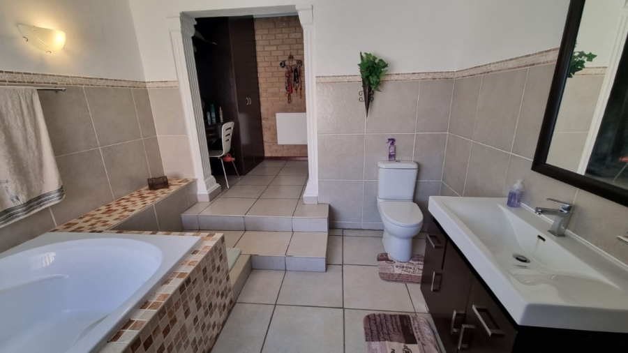 9 Bedroom Property for Sale in Glen Austin Gauteng