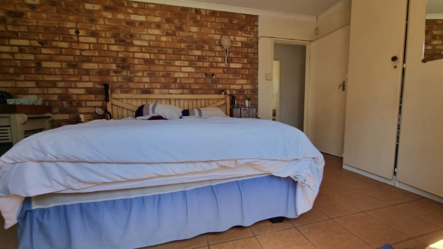 9 Bedroom Property for Sale in Glen Austin Gauteng