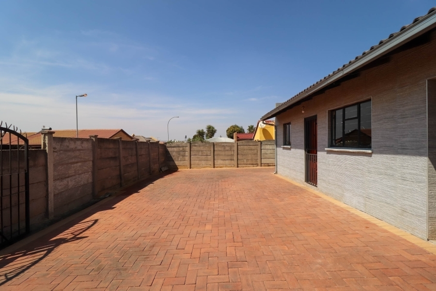 4 Bedroom Property for Sale in Lenasia South Gauteng