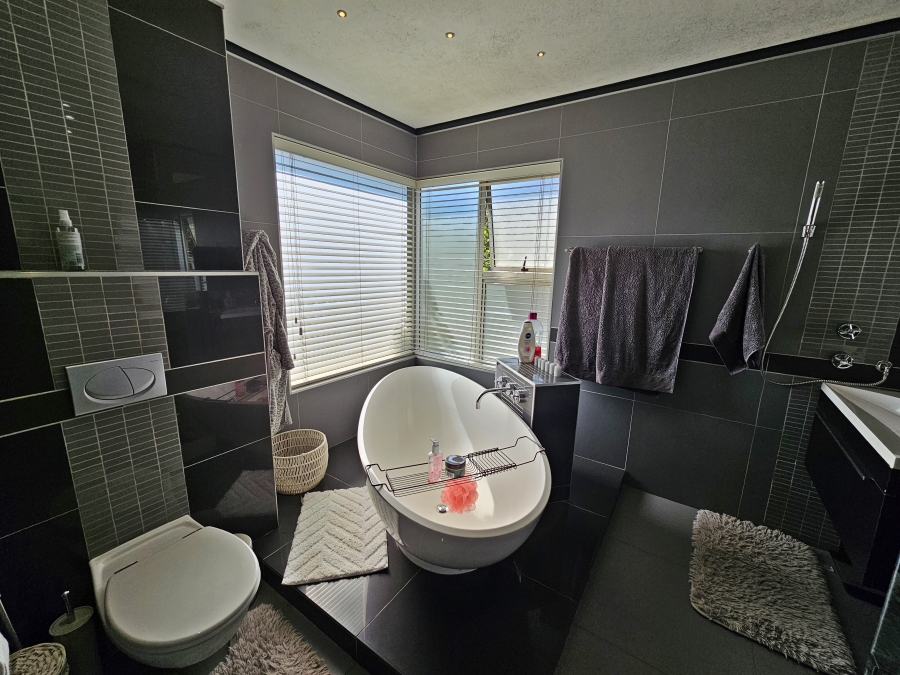 To Let 4 Bedroom Property for Rent in Midstream Estate Gauteng