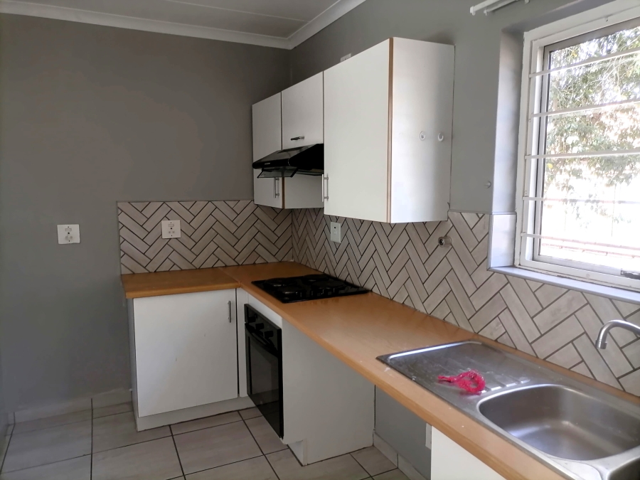 To Let 2 Bedroom Property for Rent in Die Hoewes Gauteng