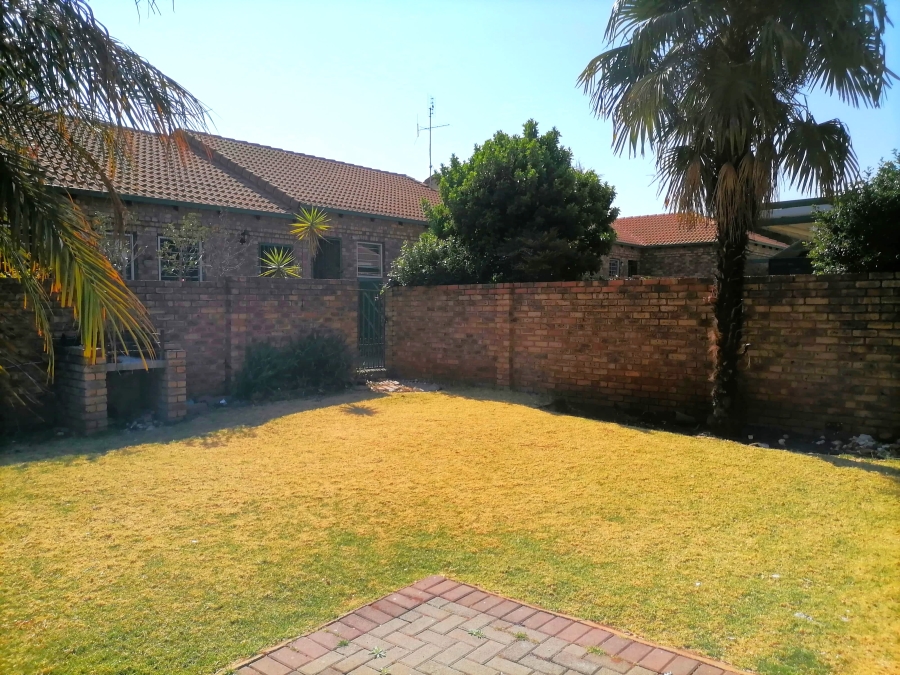 To Let 2 Bedroom Property for Rent in Die Hoewes Gauteng