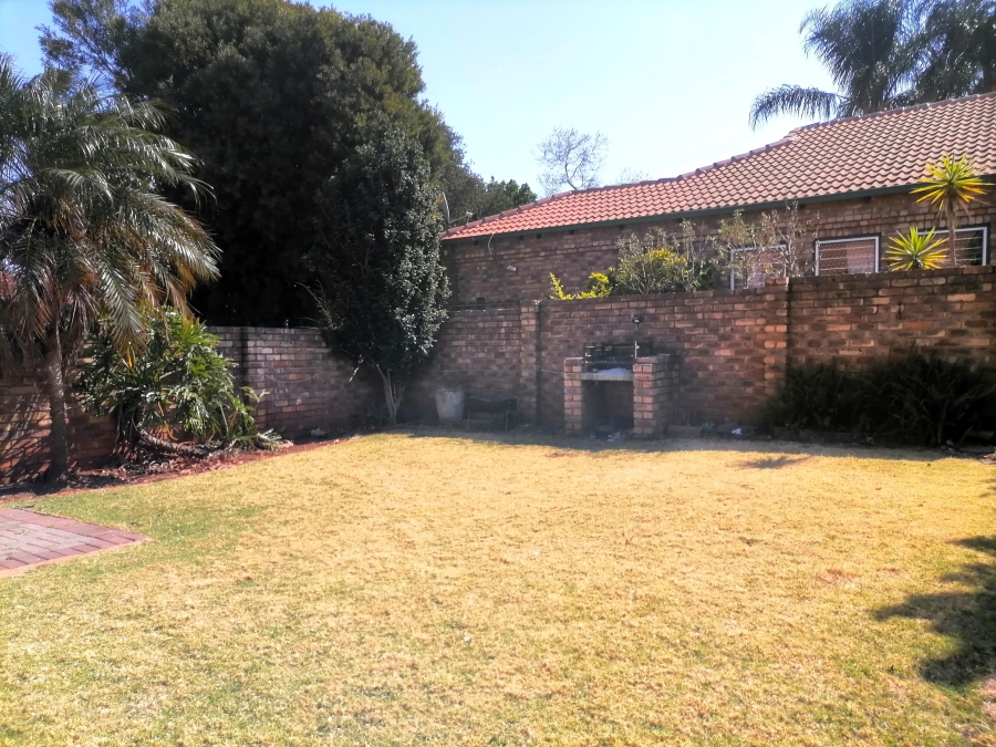 To Let 2 Bedroom Property for Rent in Die Hoewes Gauteng