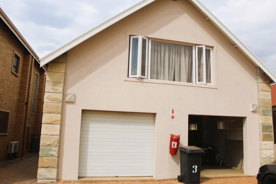 5 Bedroom Property for Sale in Lochvaal Gauteng