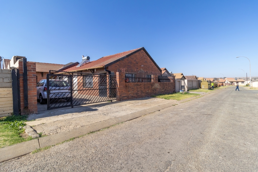 6 Bedroom Property for Sale in Lenasia South Gauteng