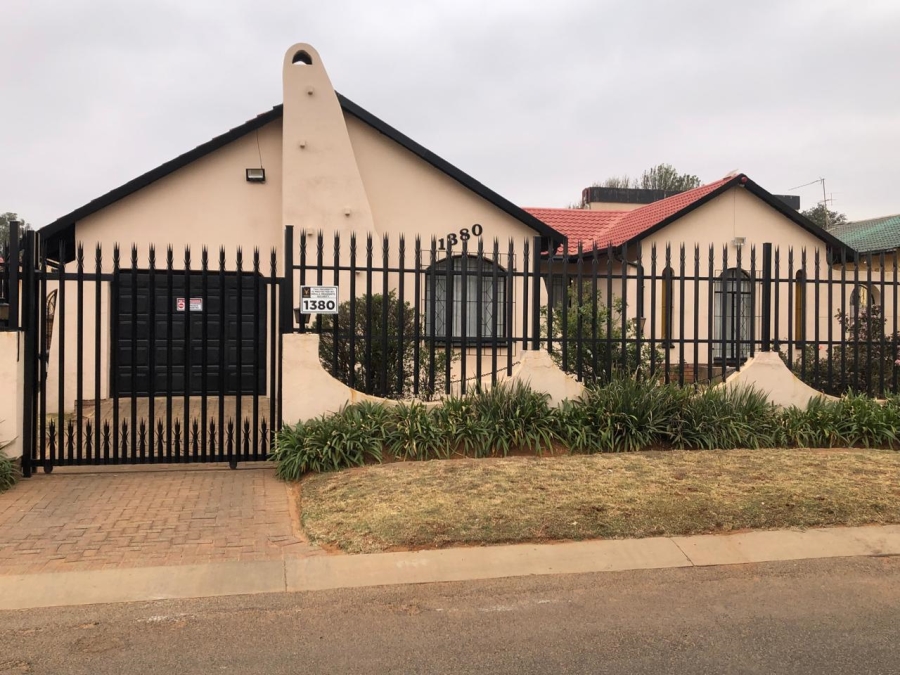 5 Bedroom Property for Sale in Lenasia South Gauteng