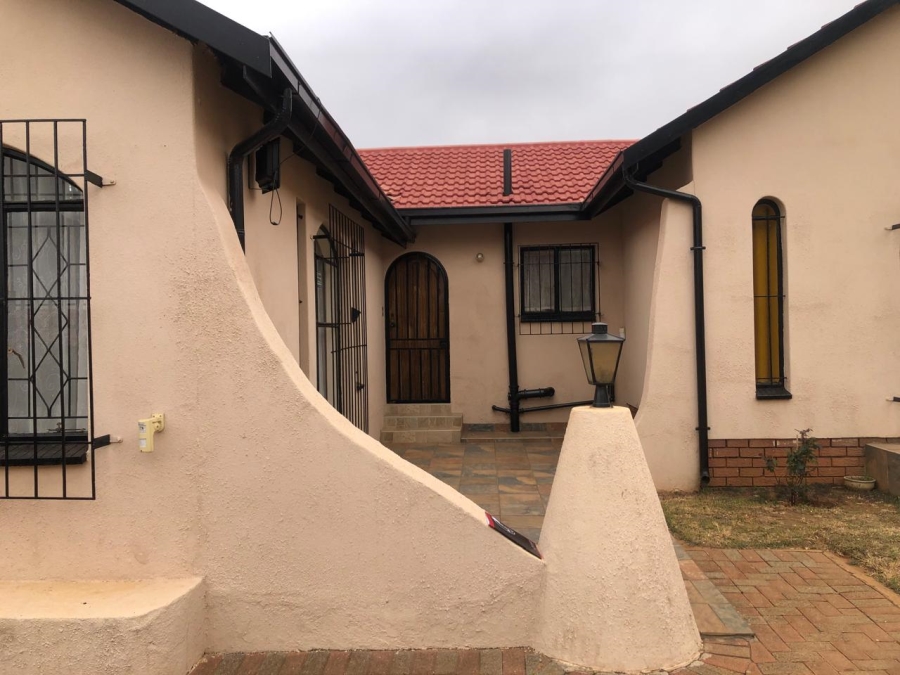 5 Bedroom Property for Sale in Lenasia South Gauteng