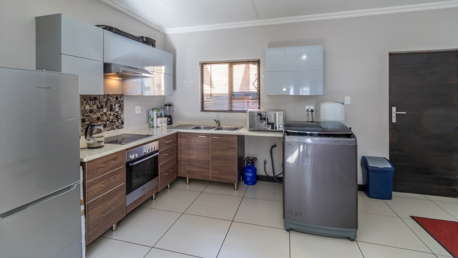 To Let 2 Bedroom Property for Rent in Rooihuiskraal Gauteng