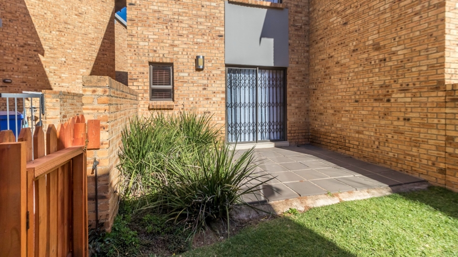 To Let 2 Bedroom Property for Rent in Rooihuiskraal Gauteng