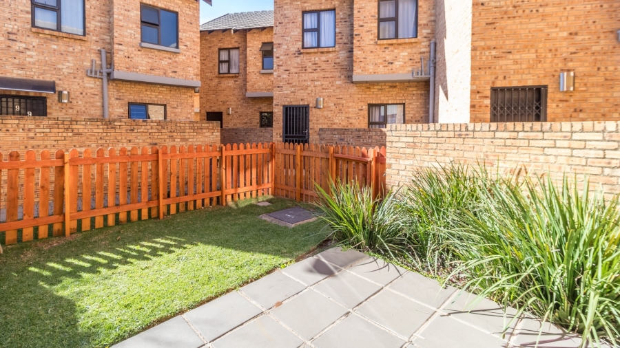 To Let 2 Bedroom Property for Rent in Rooihuiskraal Gauteng