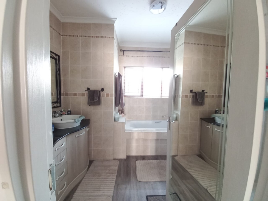 3 Bedroom Property for Sale in Sonneveld Gauteng