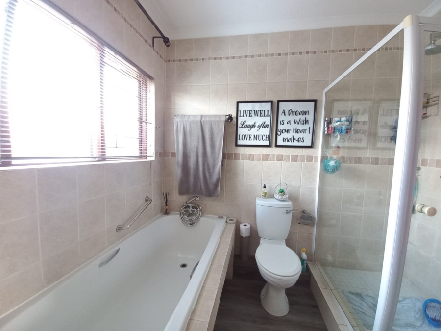 3 Bedroom Property for Sale in Sonneveld Gauteng