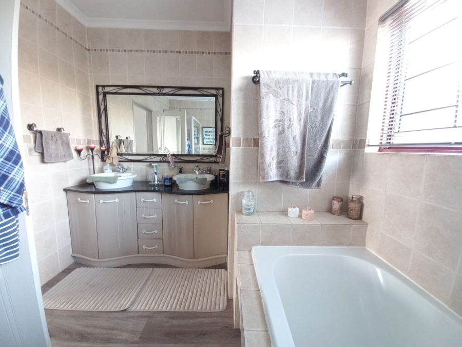 3 Bedroom Property for Sale in Sonneveld Gauteng
