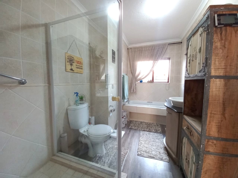 3 Bedroom Property for Sale in Sonneveld Gauteng