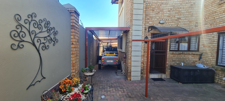 3 Bedroom Property for Sale in Sonneveld Gauteng