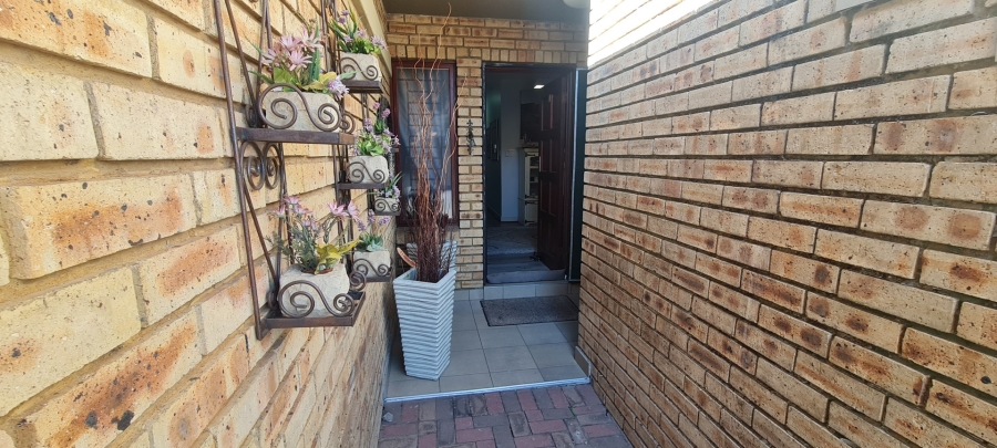 3 Bedroom Property for Sale in Sonneveld Gauteng