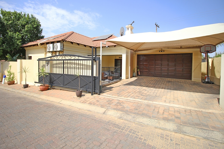 3 Bedroom Property for Sale in Broadacres Gauteng