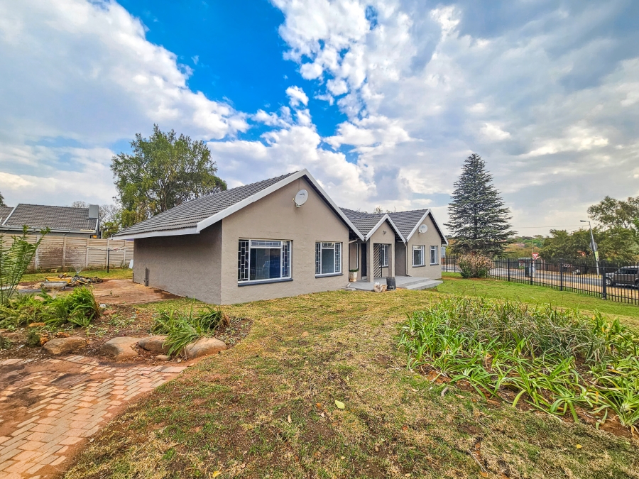4 Bedroom Property for Sale in Faerie Glen Gauteng