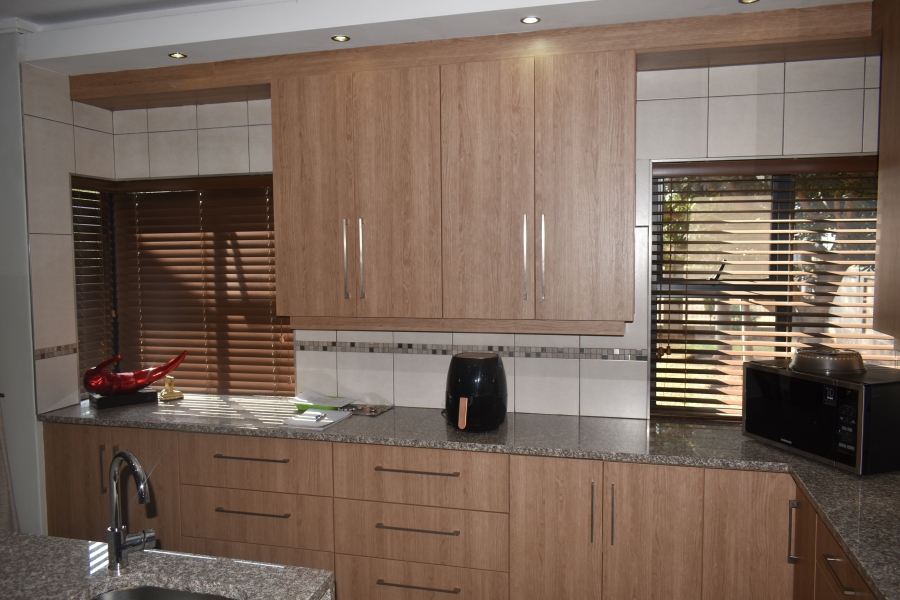 6 Bedroom Property for Sale in Zambezi Country Estate Gauteng