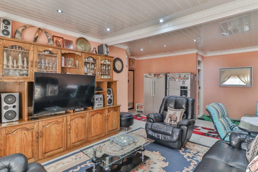 5 Bedroom Property for Sale in Lenasia South Gauteng