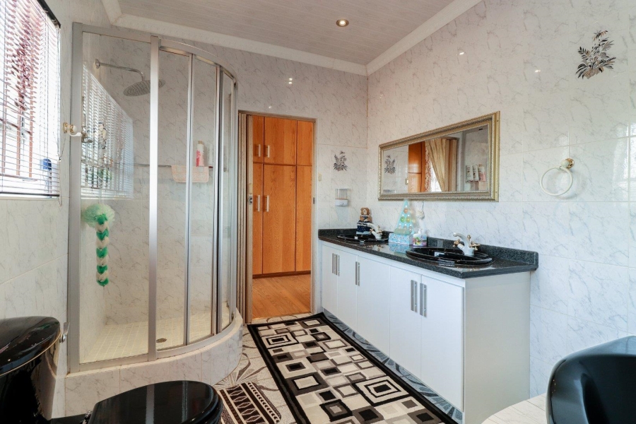 5 Bedroom Property for Sale in Lenasia South Gauteng