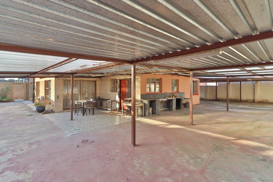 5 Bedroom Property for Sale in Lenasia South Gauteng