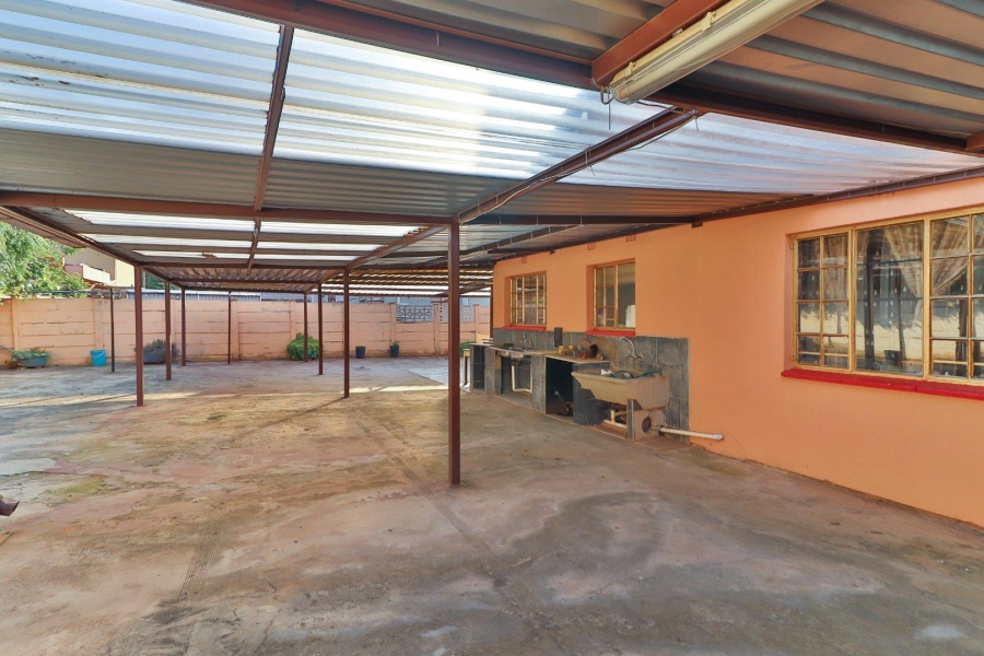 5 Bedroom Property for Sale in Lenasia South Gauteng