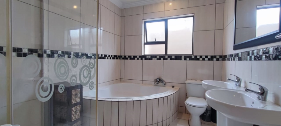 4 Bedroom Property for Sale in The Reeds Gauteng