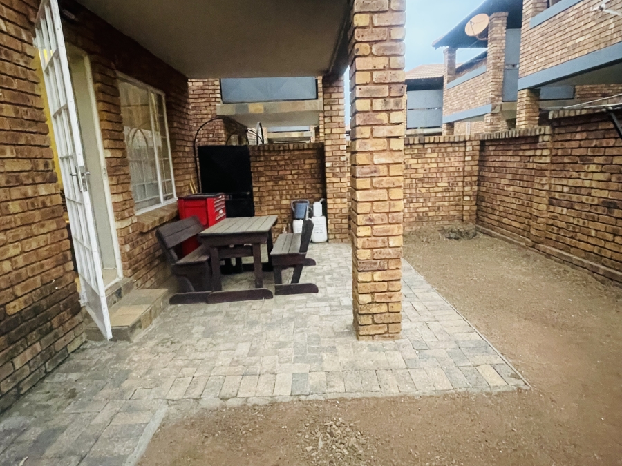 2 Bedroom Property for Sale in Andeon Gauteng