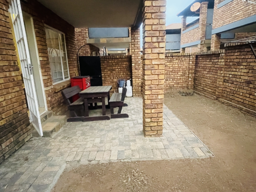 2 Bedroom Property for Sale in Andeon Gauteng