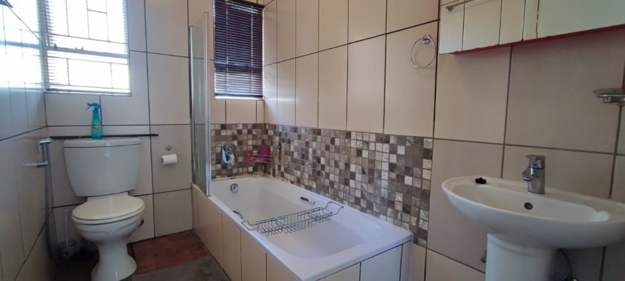 3 Bedroom Property for Sale in Die Hoewes Gauteng