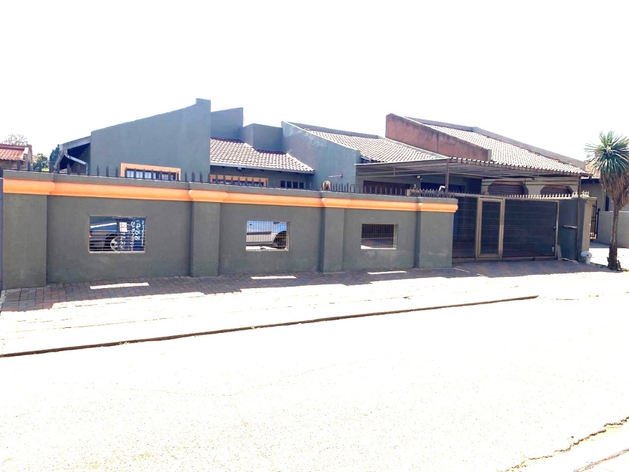 5 Bedroom Property for Sale in Spruit View Gauteng
