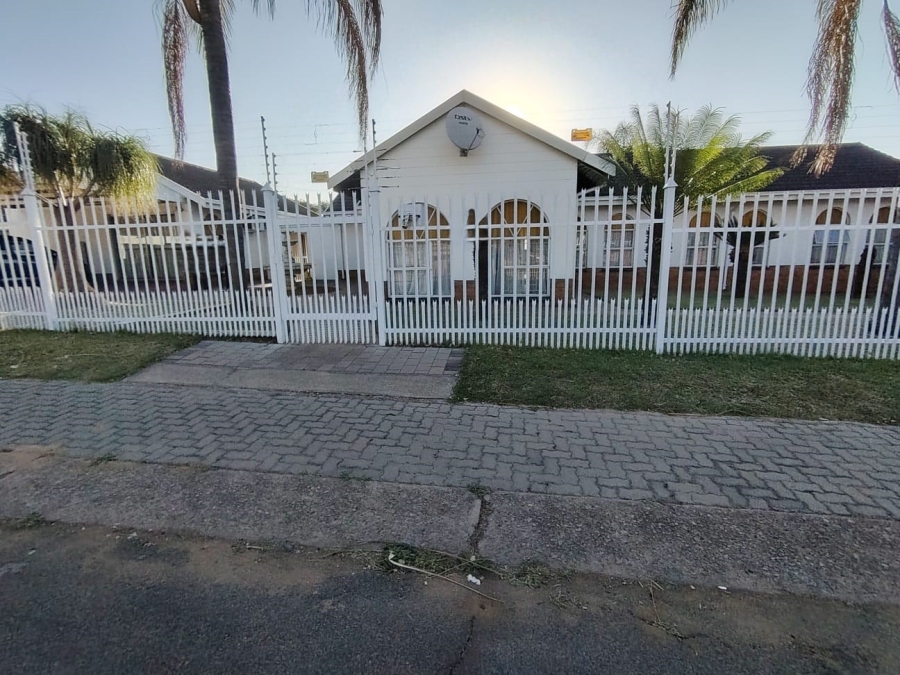 To Let 3 Bedroom Property for Rent in Capital Park Gauteng
