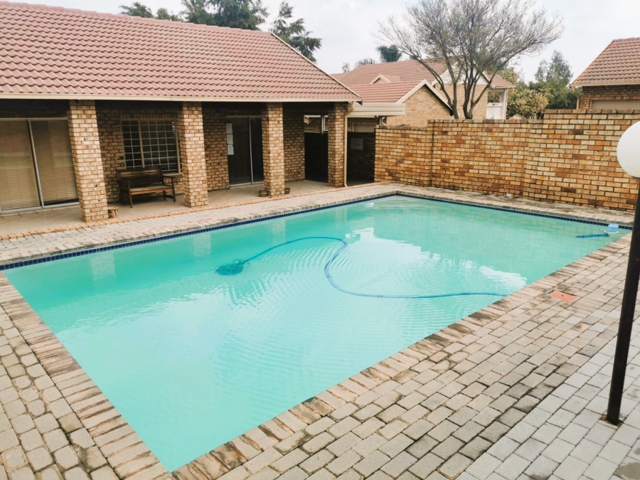 To Let 2 Bedroom Property for Rent in Eldoraigne Gauteng